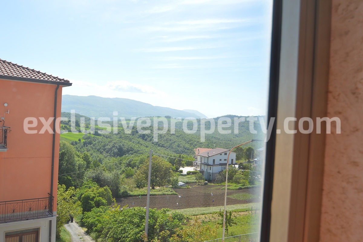 Three-storey house with front and side outdoor space for sale in Molise