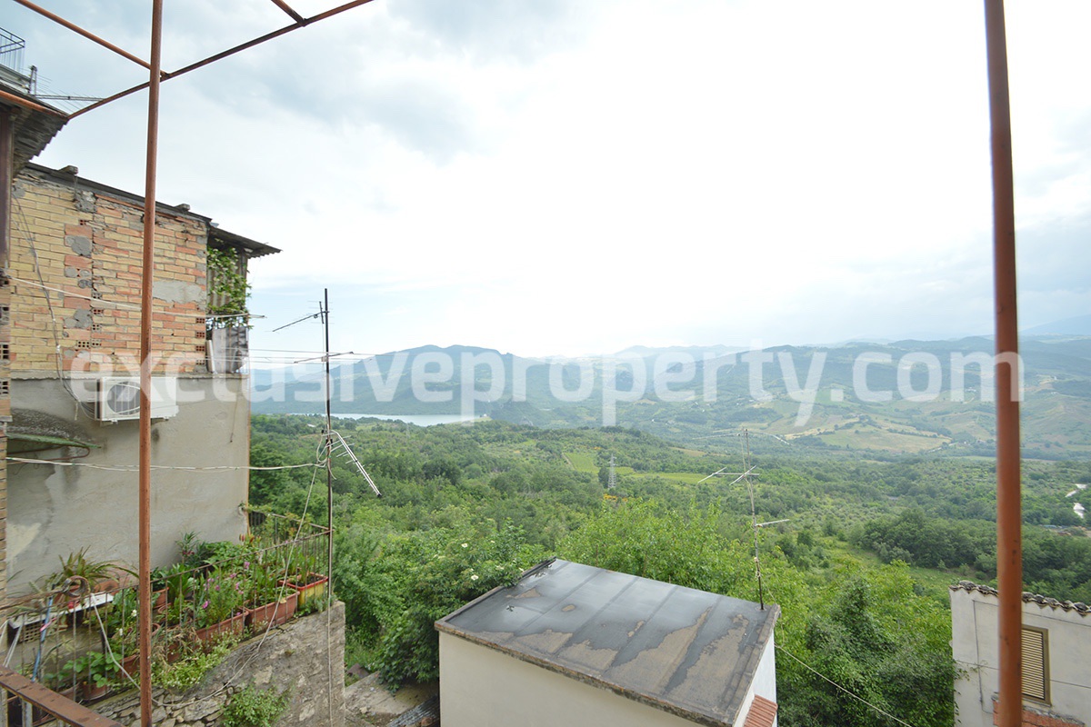 Property to be restored near the lake in Abruzzo