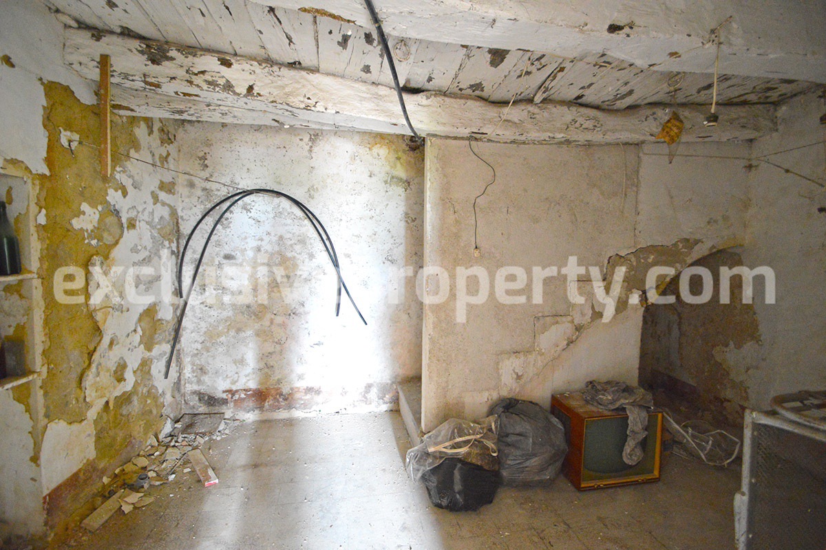 Property to be restored near the lake in Abruzzo