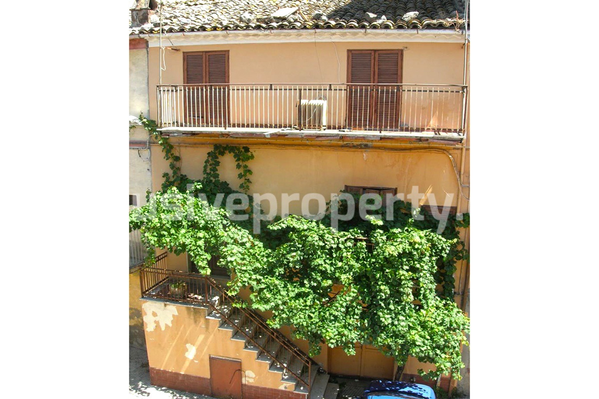 Property with arbor for sale in Italy - Abruzzo - Village Bomba