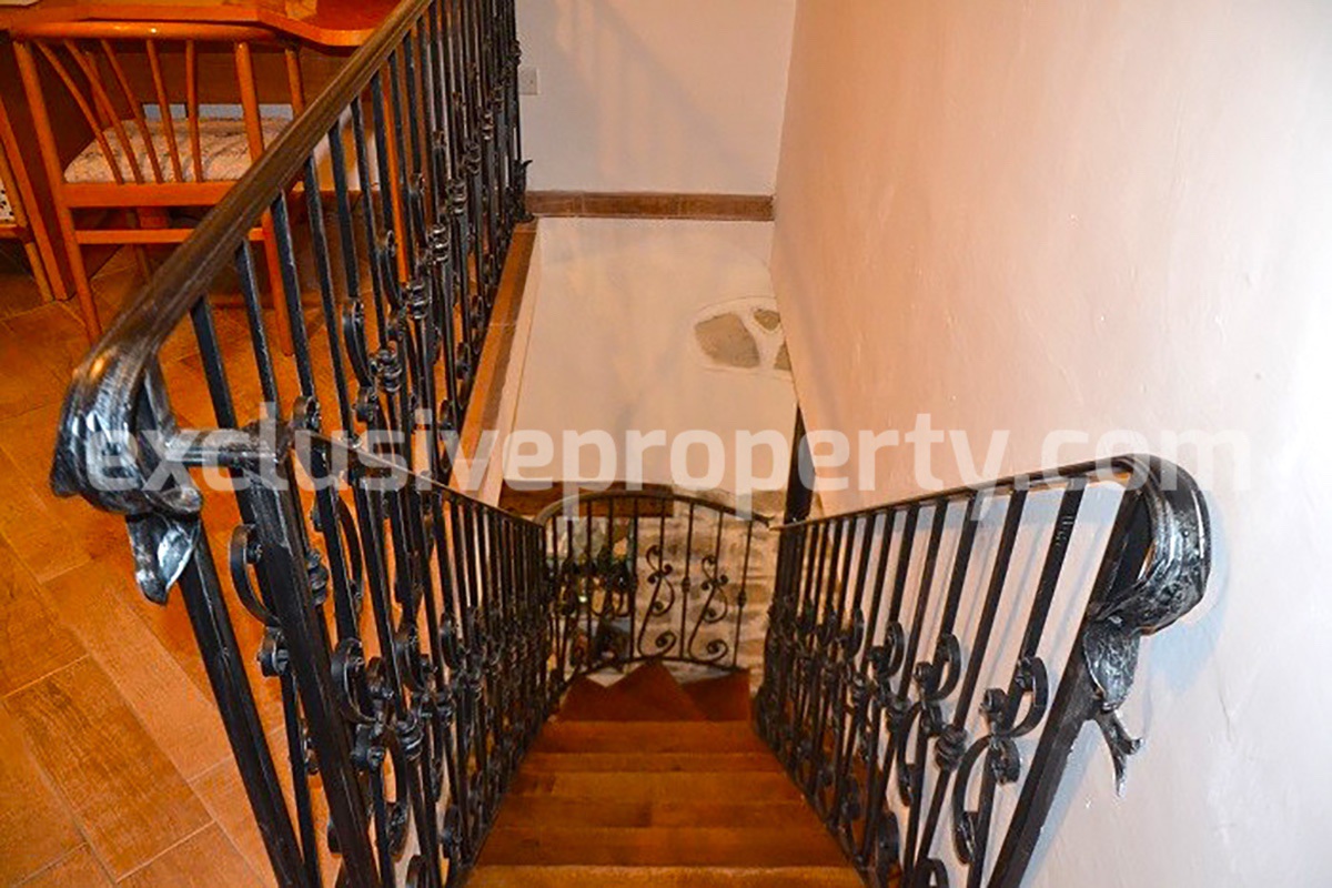 Property renovated in rustic style with small terrace for sale in Abruzzo 10