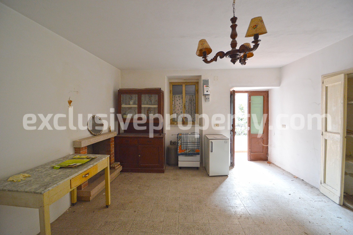 Property on one floor to be restored with lake view in Abruzzo