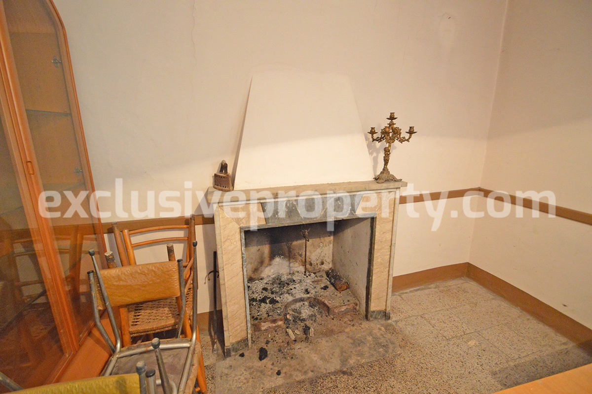 House with stone gate for sale in Molise - Italy