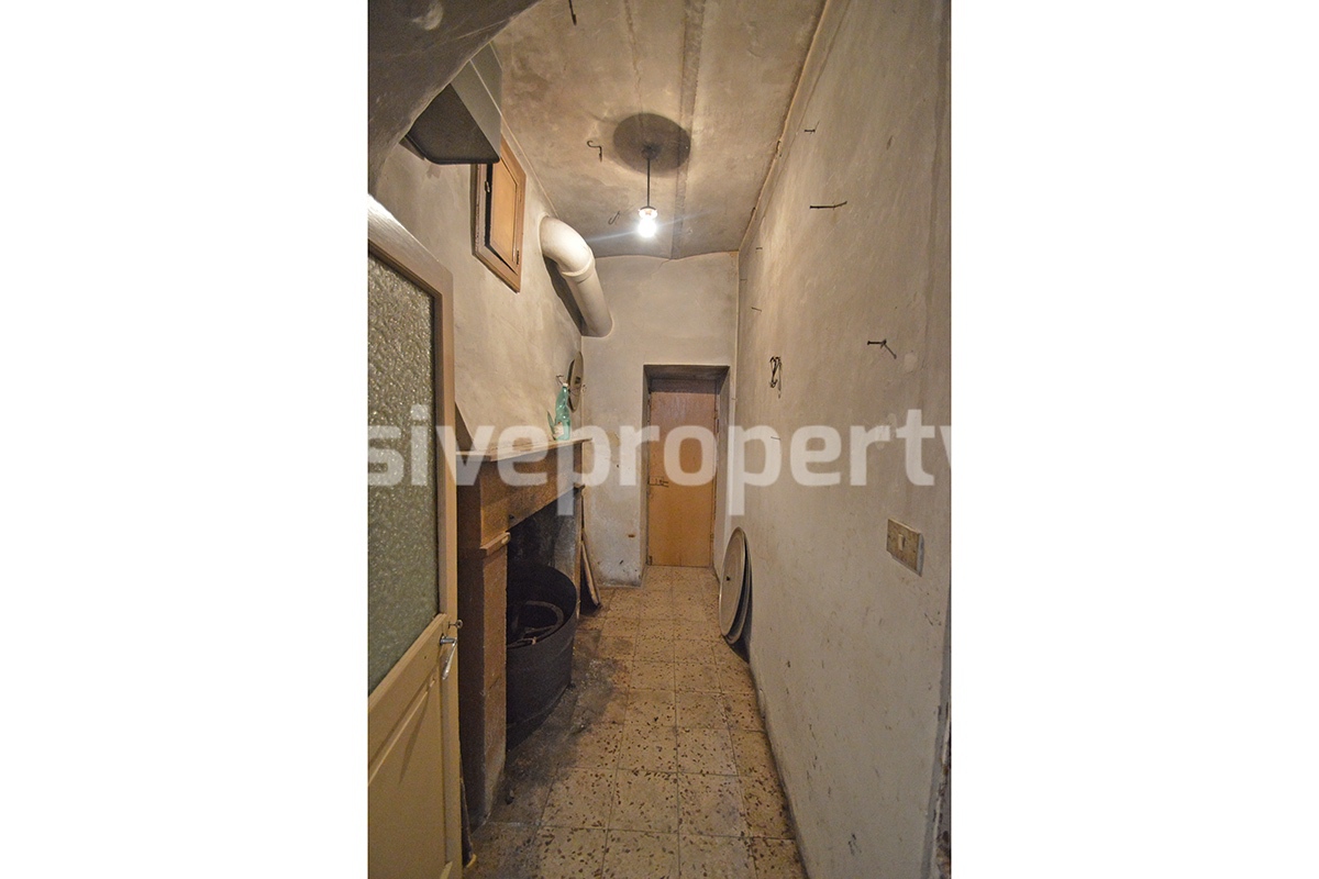House with stone gate for sale in Molise - Italy