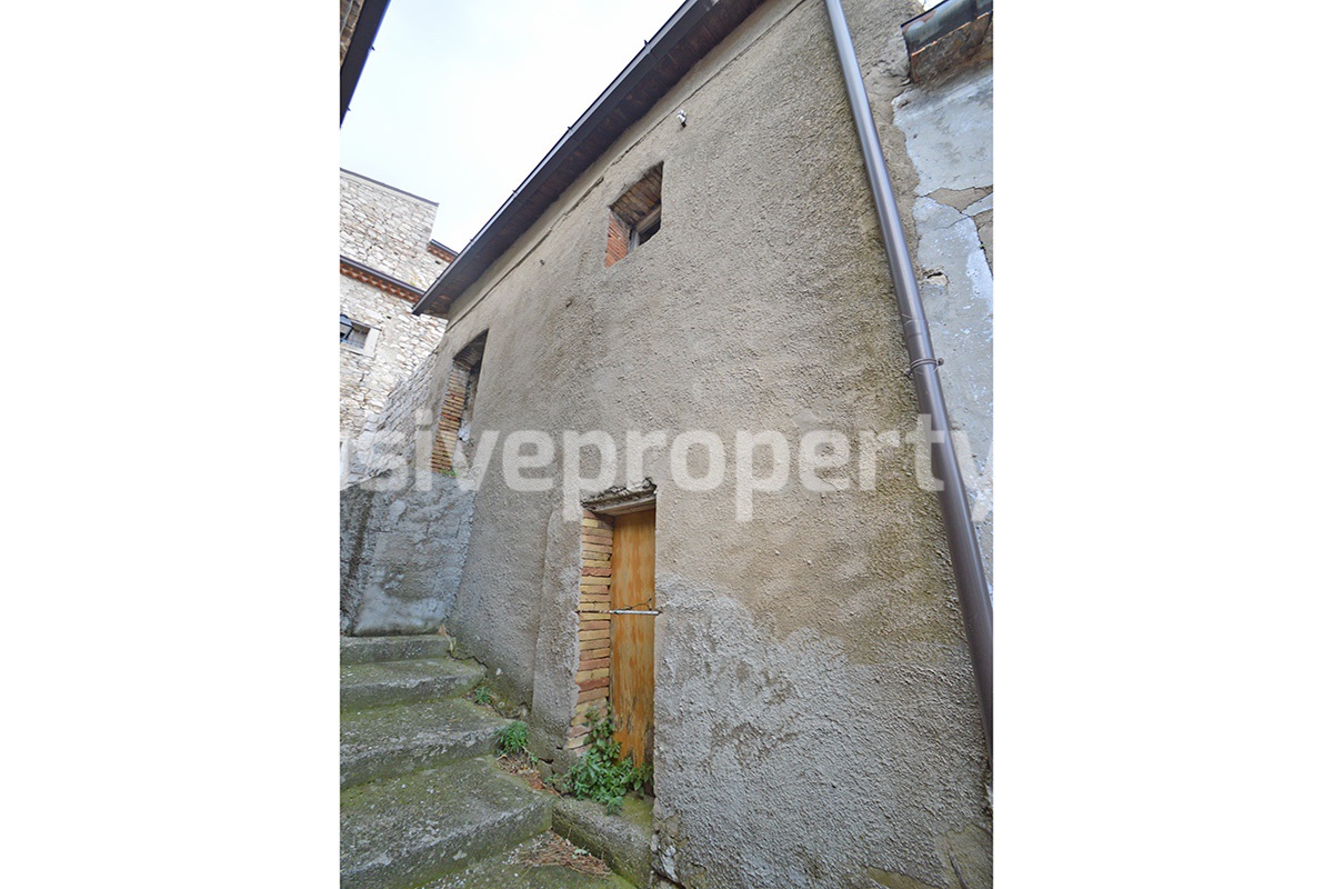 Property with new wooden roof and small vegetable garden for sale in Abruzzo 1