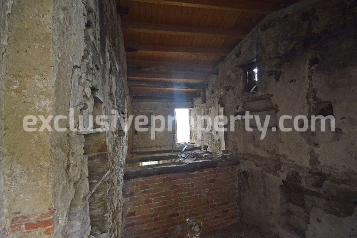 Property with new wooden roof and small vegetable garden for sale in Abruzzo 4