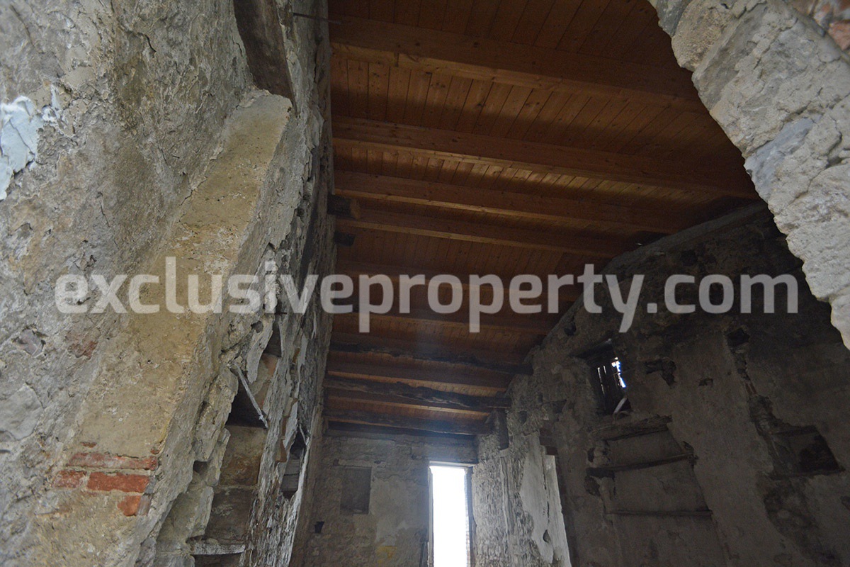 Property with new wooden roof and small vegetable garden for sale in Abruzzo 6