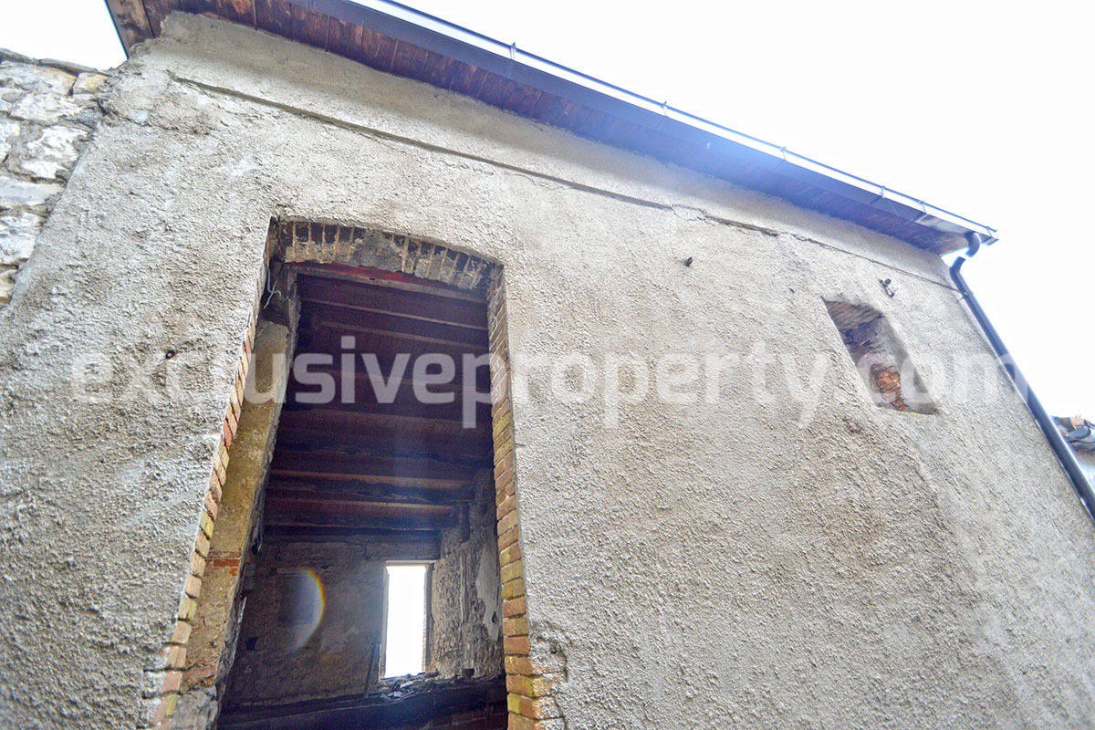 Property with new wooden roof and small vegetable garden for sale in Abruzzo