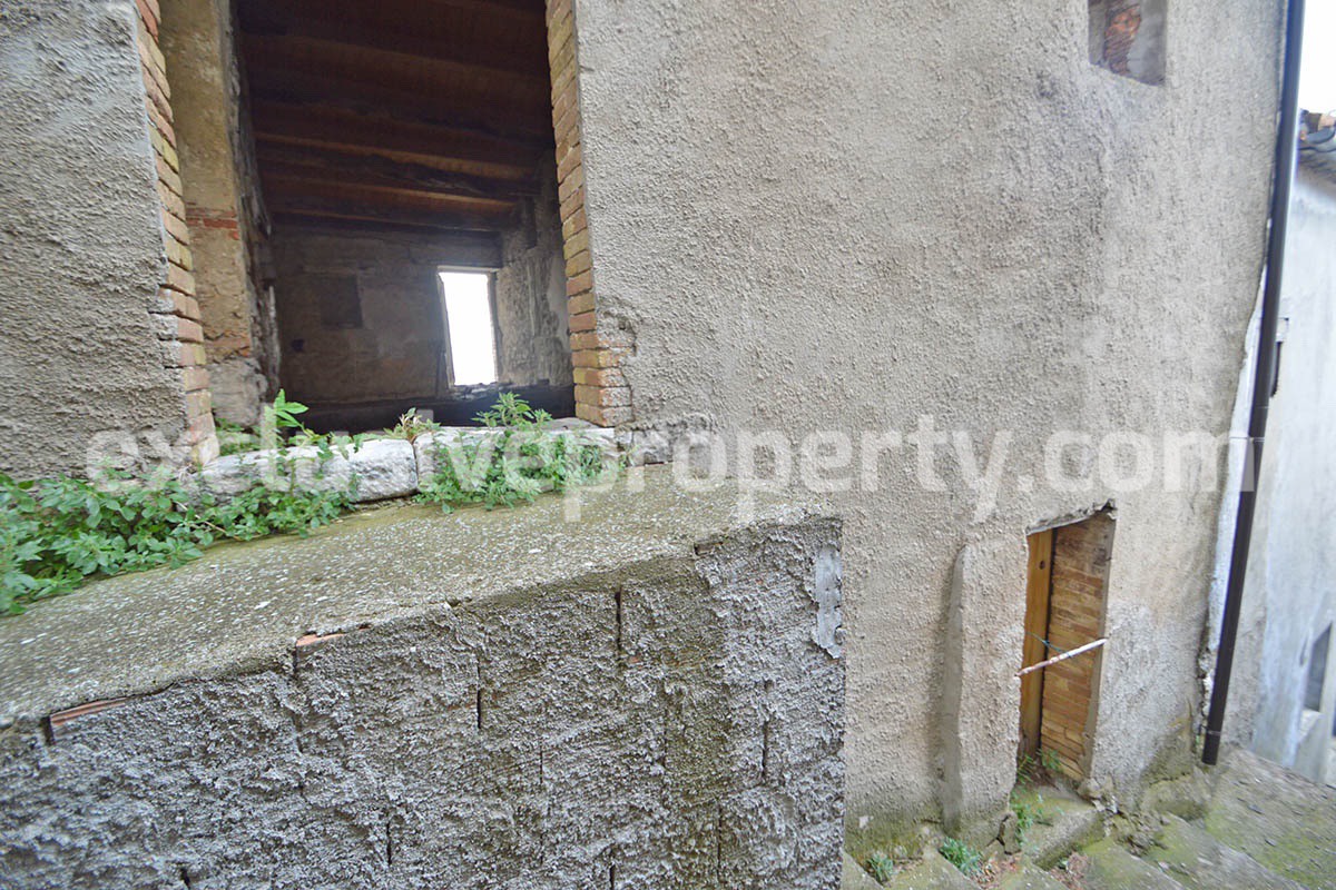 Property with new wooden roof and small vegetable garden for sale in Abruzzo 8