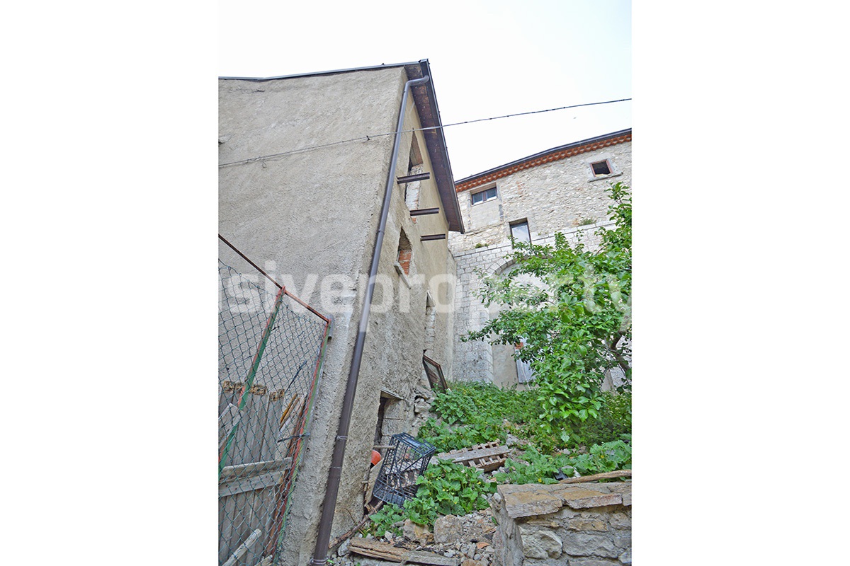 Property with new wooden roof and small vegetable garden for sale in Abruzzo 9