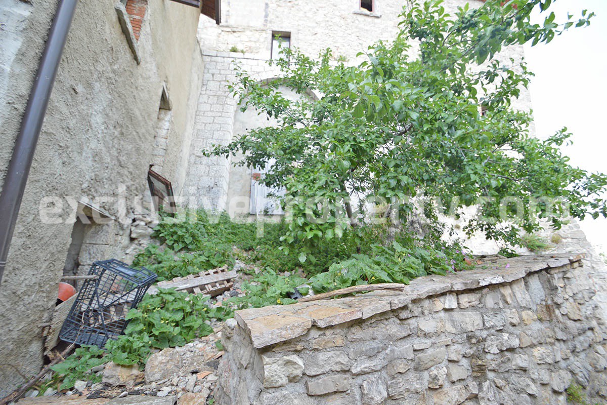 Property with new wooden roof and small vegetable garden for sale in Abruzzo