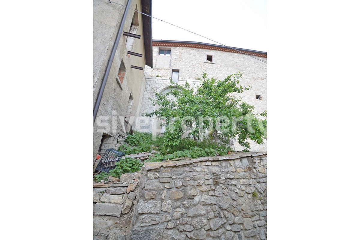 Property with new wooden roof and small vegetable garden for sale in Abruzzo 11