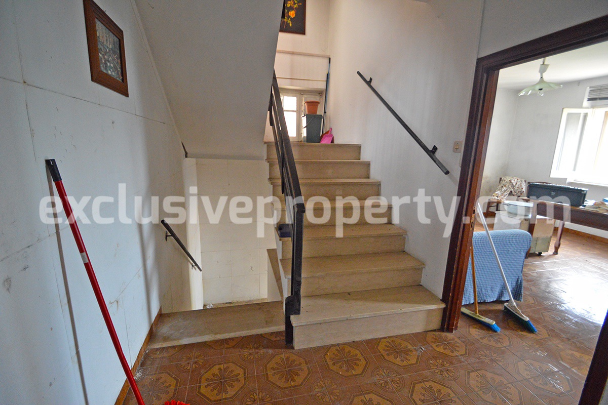 Spacious village house with garage and views of the Abruzzo mountains for sale 20