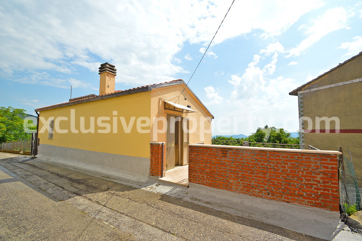 Property in excellent condition with garden land and terrace for sale in Italy