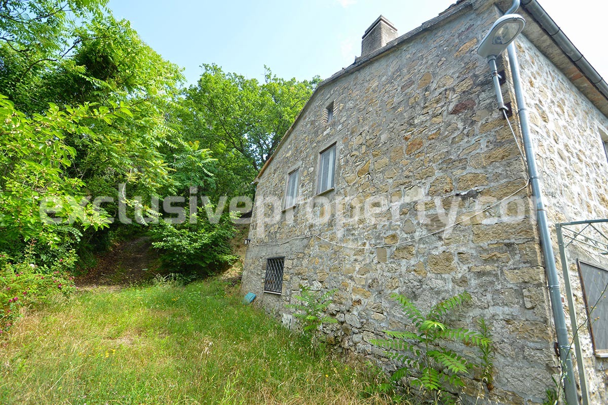 Stone country house for sale with land in the hamlet of Guardiabruna Abruzzo 4