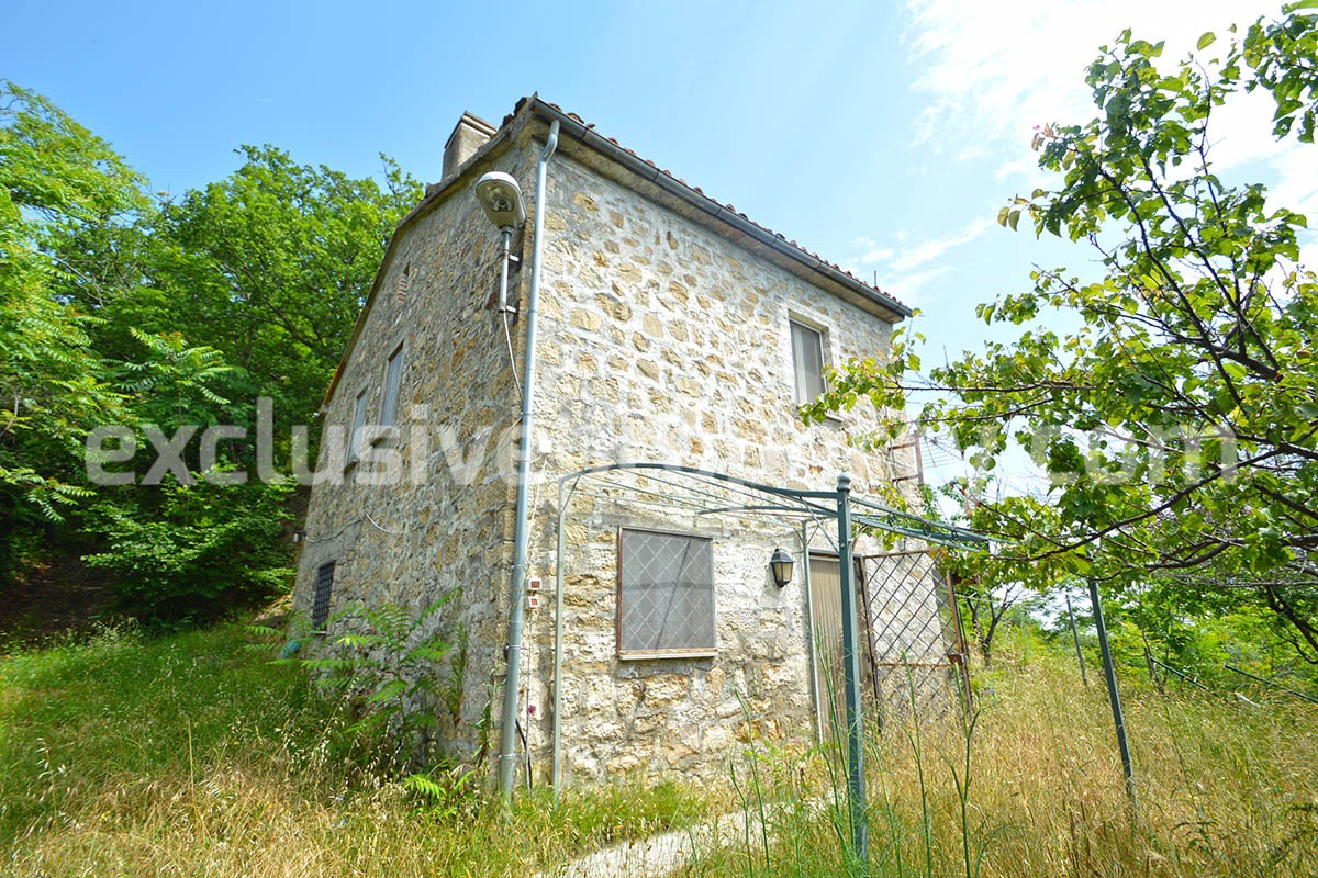 Stone country house for sale with land in the hamlet of Guardiabruna Abruzzo 2