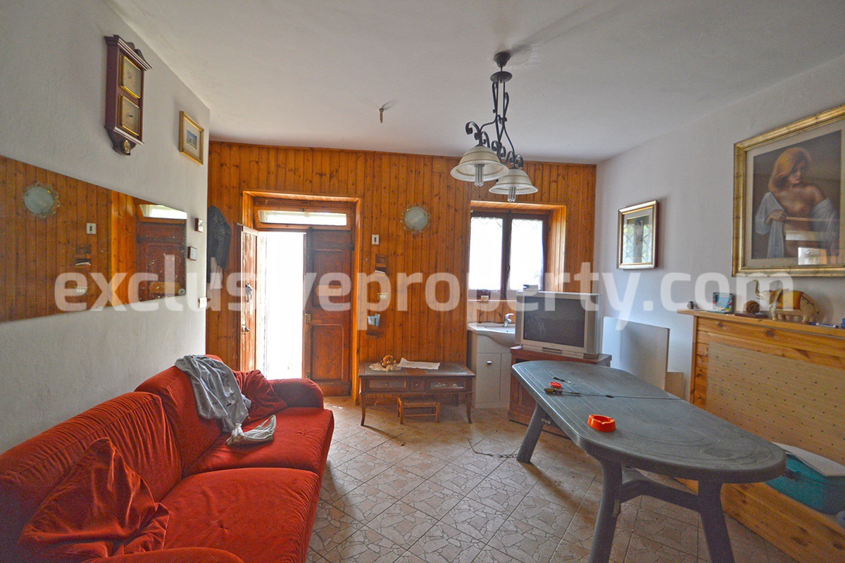 Stone country house for sale with land in the hamlet of Guardiabruna Abruzzo