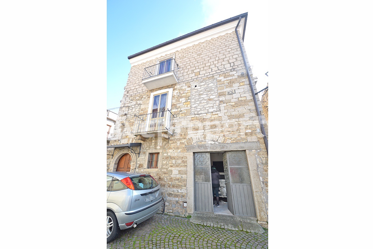 Habitable stone house with garage and with original period floors for sale Molise 23