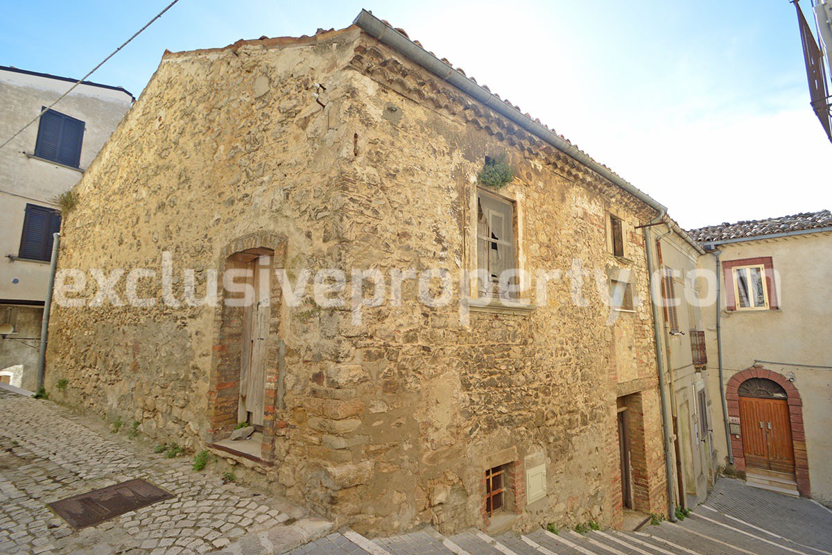 Spacious stone house with garden and panoramic view for sale on the Abruzzo hills 3