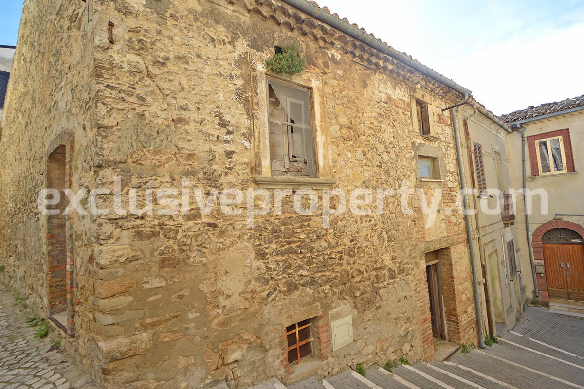 Spacious stone house with garden and panoramic view for sale on the Abruzzo hills 2