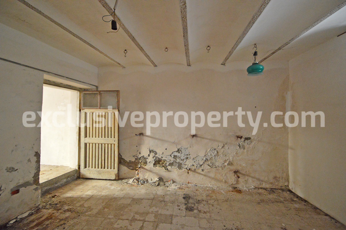 Spacious stone house with garden and panoramic view for sale on the Abruzzo hills 8