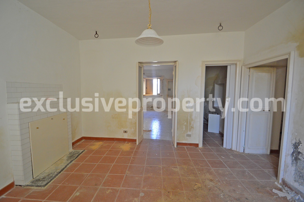 Spacious stone house with garden and panoramic view for sale on the Abruzzo hills 11