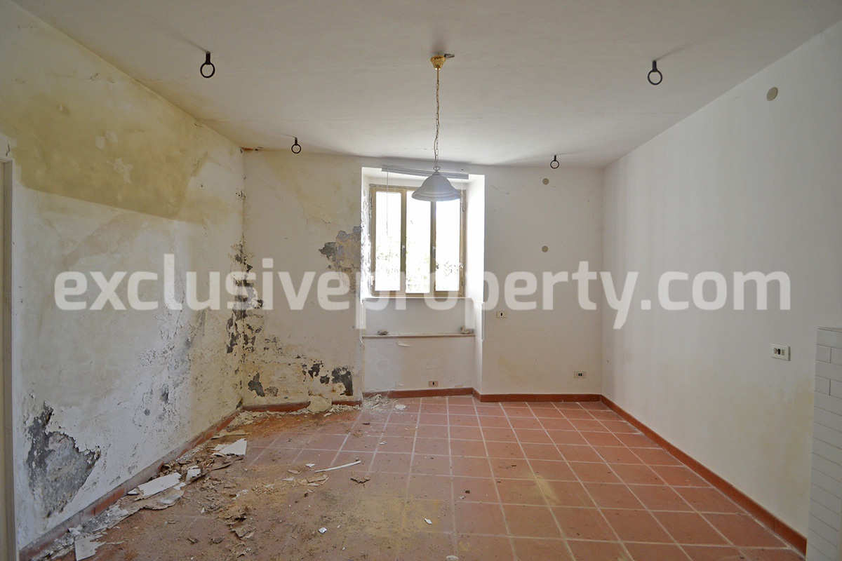 Spacious stone house with garden and panoramic view for sale on the Abruzzo hills