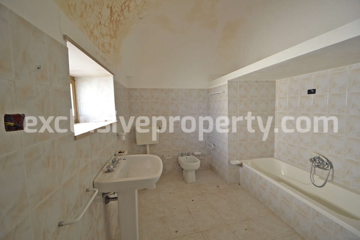 Spacious stone house with garden and panoramic view for sale on the Abruzzo hills 27
