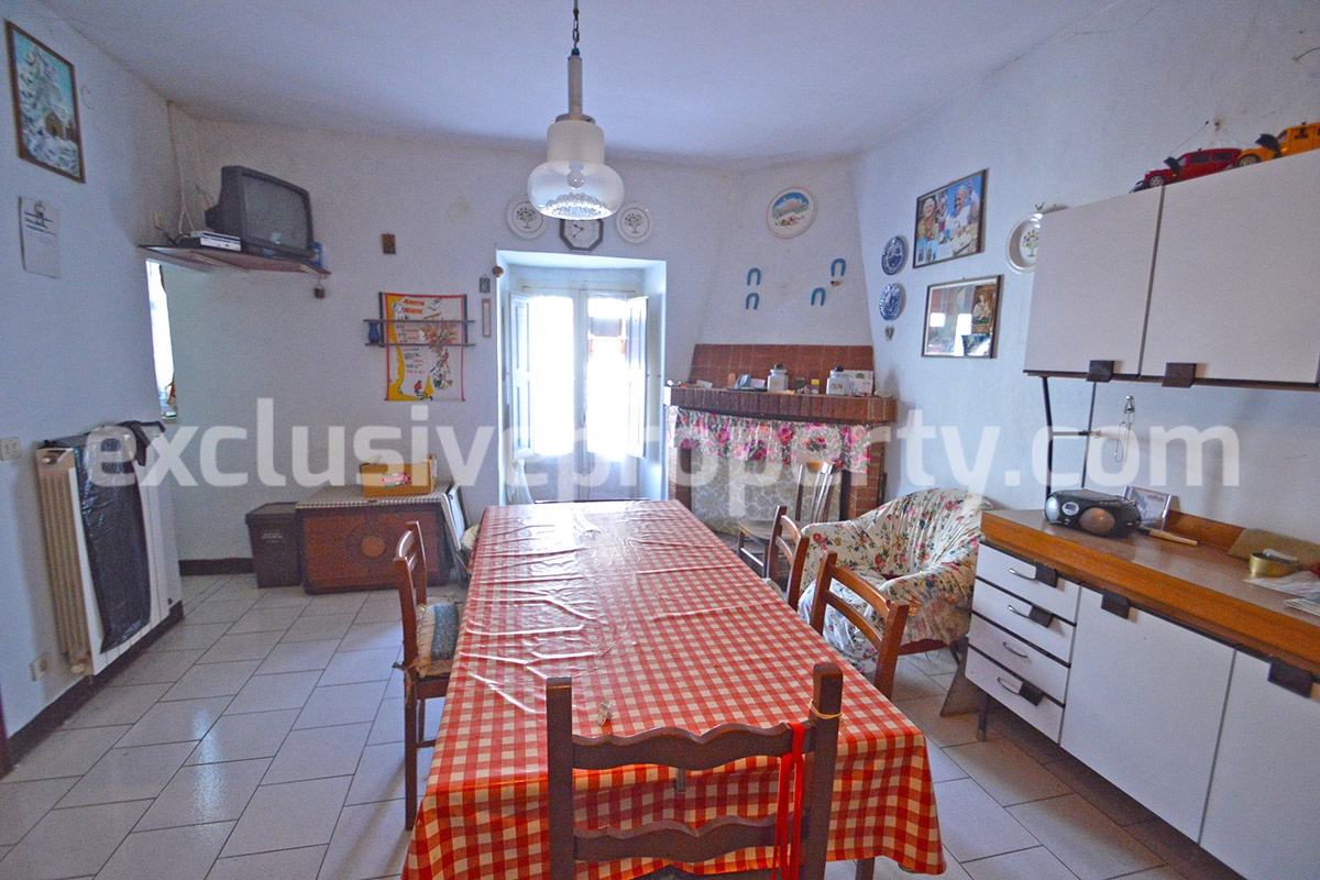 Habitable house with terrace and three bedrooms for sale in the Abruzzo hills 3