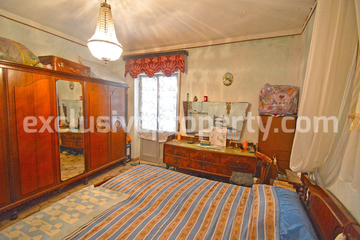 Habitable house with terrace and three bedrooms for sale in the Abruzzo hills 9