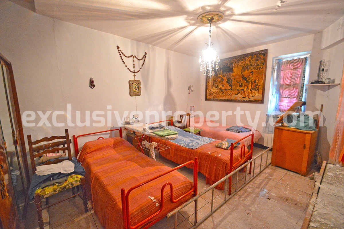 Habitable house with terrace and three bedrooms for sale in the Abruzzo hills 12