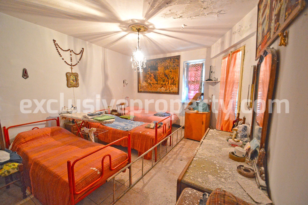 Habitable house with terrace and three bedrooms for sale in the Abruzzo hills 13