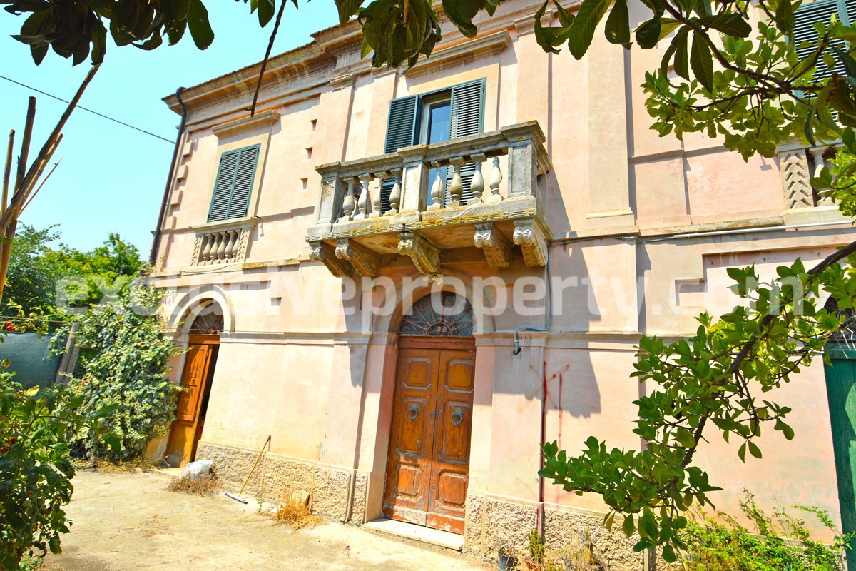 Characteristic property with garden for sale a few km from the Sea